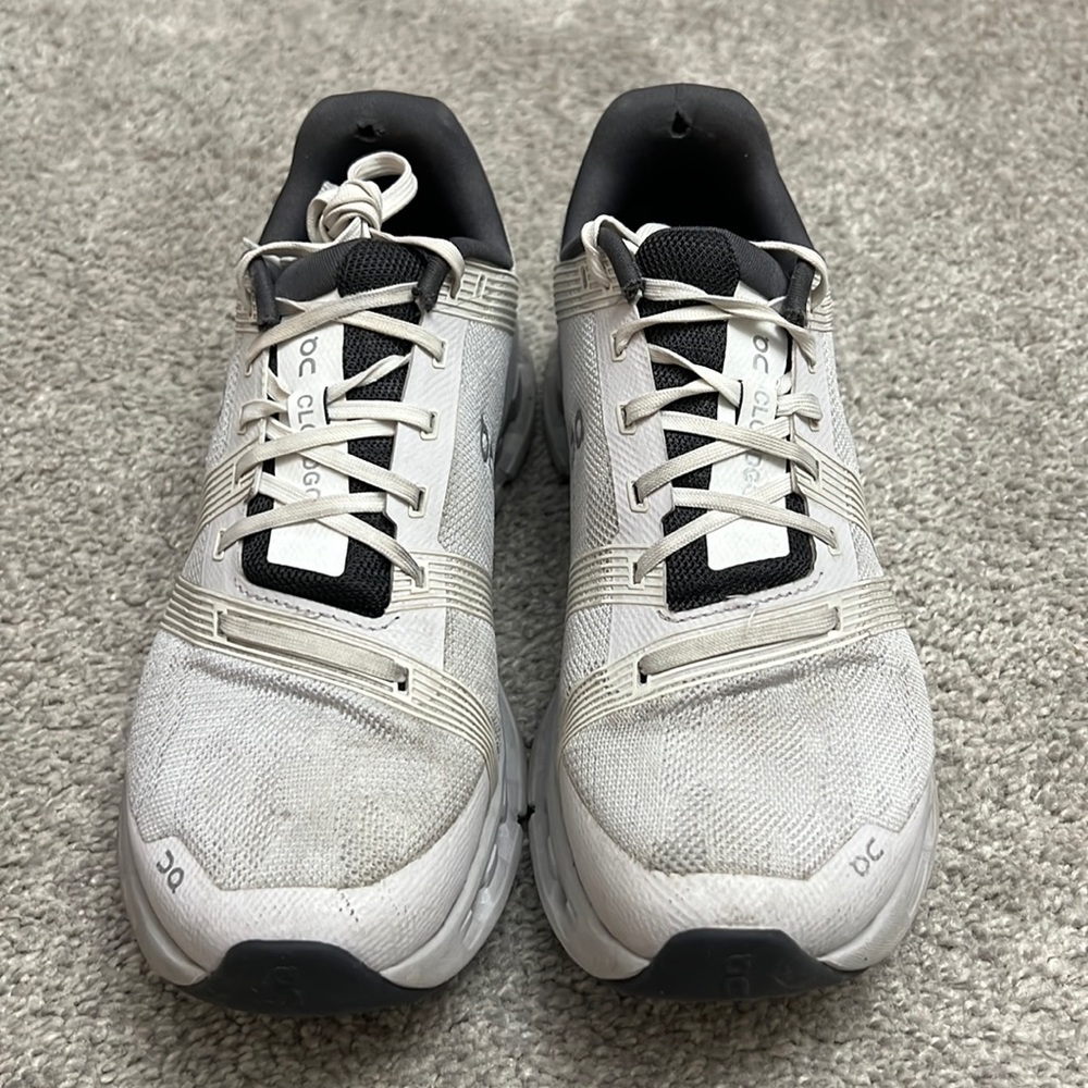 On cloud go women’s size 8
